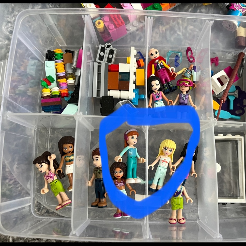 2 Lego friend figures